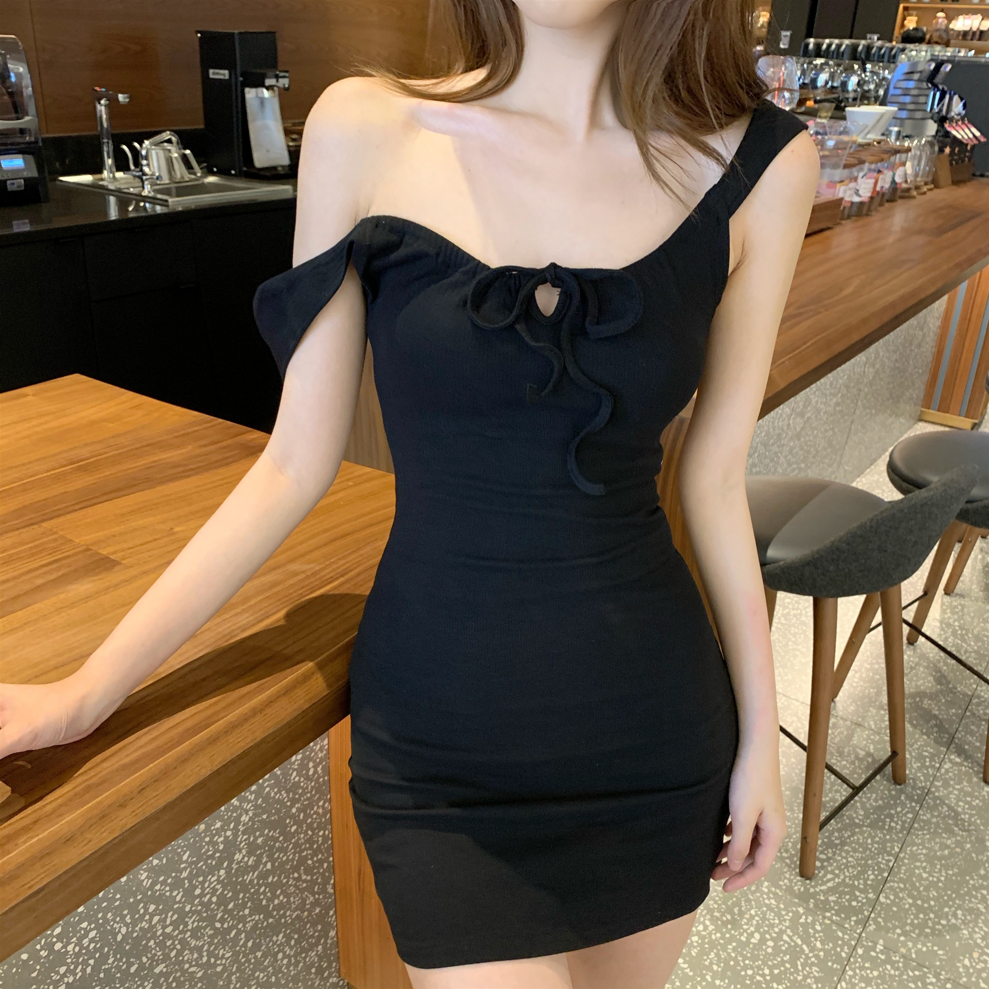 实拍实价 新款收腰显瘦性感露肩短款紧身连衣裙修身一字肩无袖吊带裙