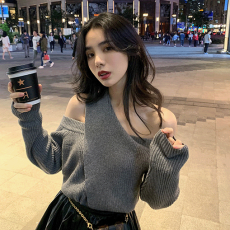 邱肉瑶SIXONE 不规则露肩毛衣女套头一字领针织衫