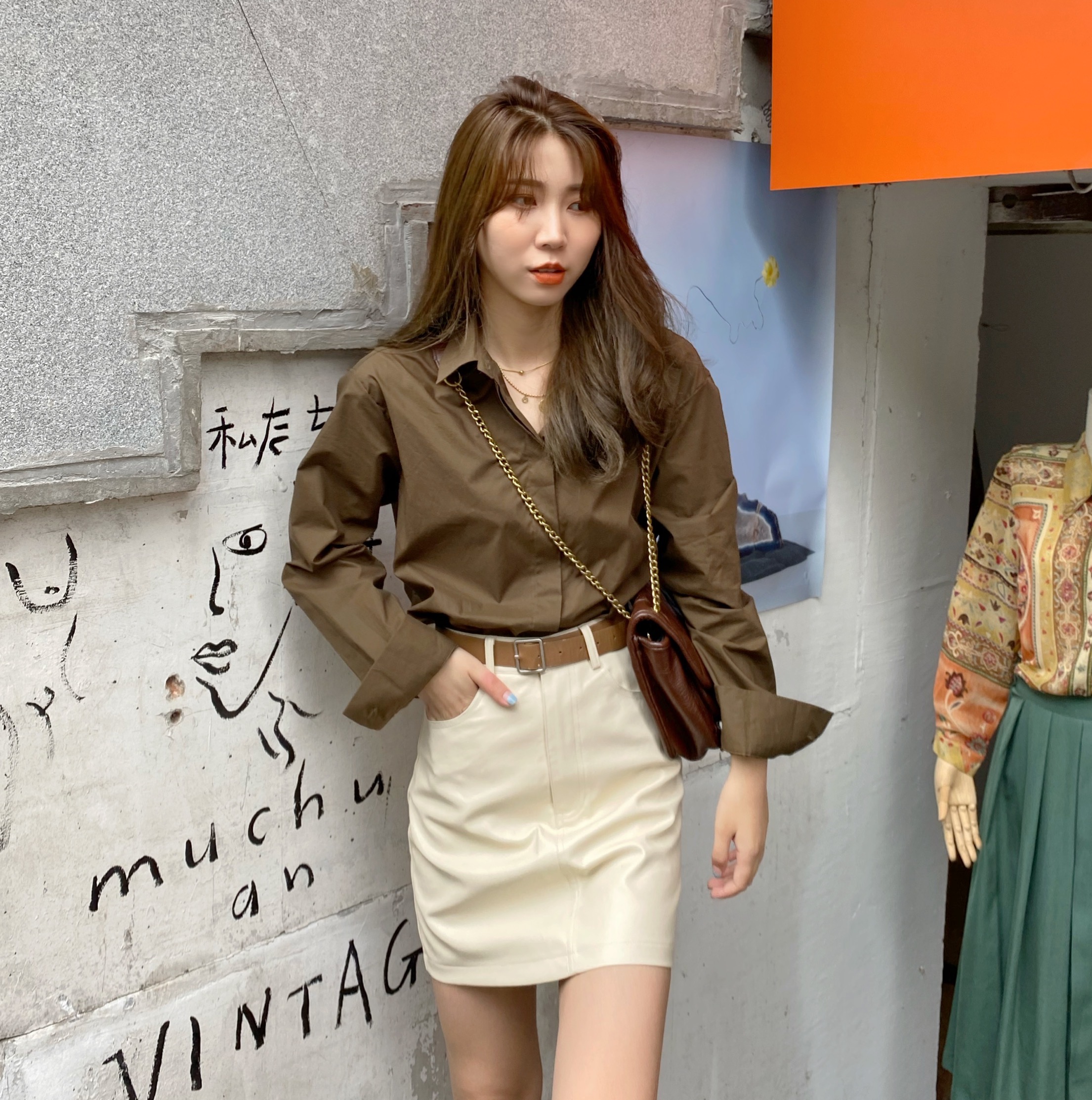 衬衫皮裙送腰带