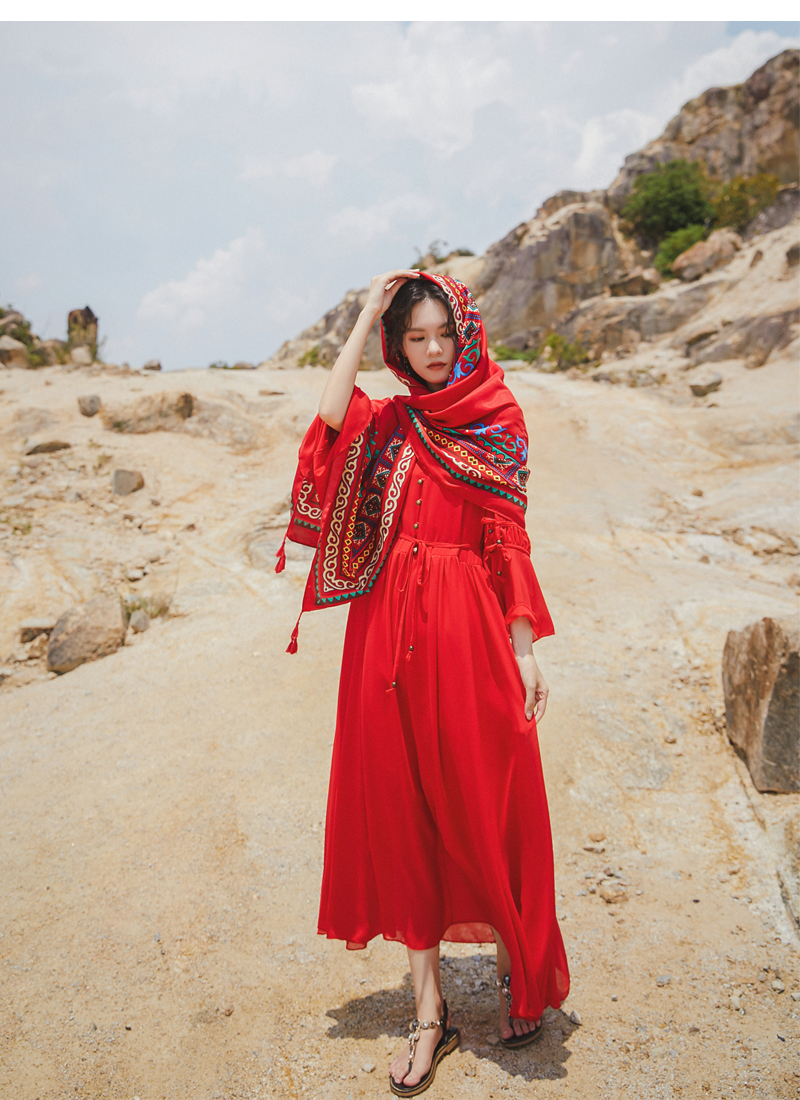 沙漠草原长裙旅游拍照度假裙红大西北云南青海湖度假v领连衣裙仙_度假