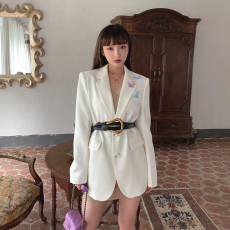批发白色立体蝴蝶<b class='q'>西装</b><b class='q'>女</b>秋装设计感宽松显瘦气质中长款外套