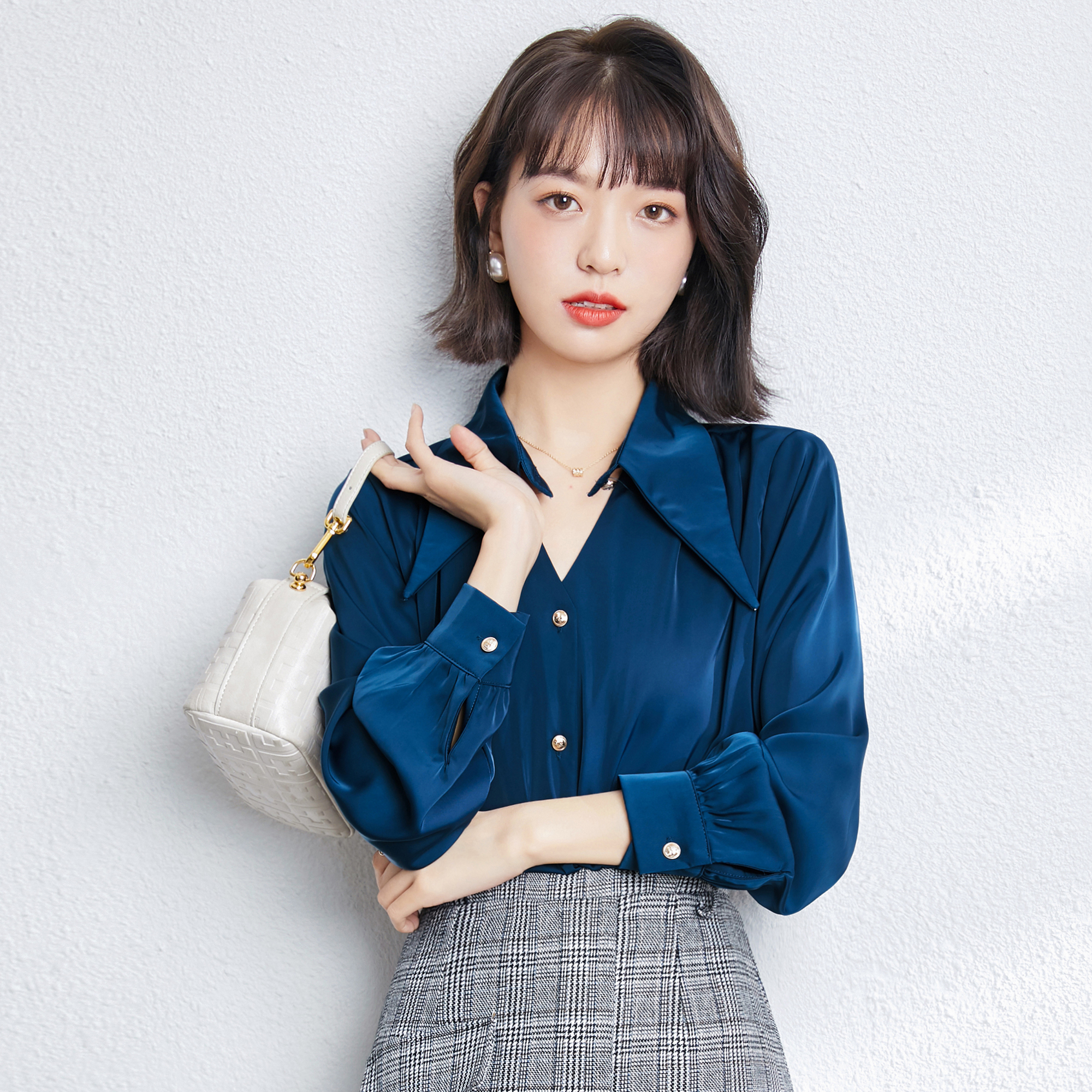 实拍 有现货2021春款气质v领高级感缎面衬衣女长袖设计感小众上衣