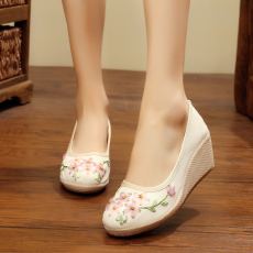 批发实拍老北京绣花鞋民族风牛筋底坡跟鞋复古单鞋广场舞蹈鞋汉服鞋