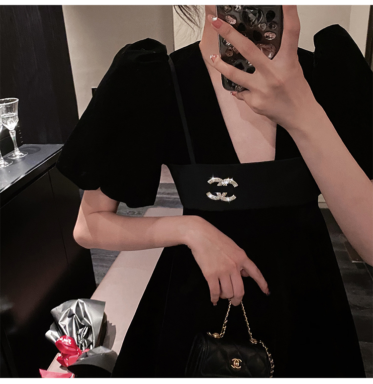 2021丝绒黑色连衣裙女新款气质小个子赫本风内搭小黑裙设计感小众