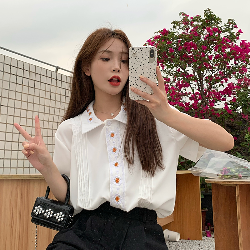 한국 스타일 디자인 센스 작은 대중 자수 꽃 화이트 여성 셔츠 2026 여름 Chic 레트로 홍콩 느낌 반팔 셔츠