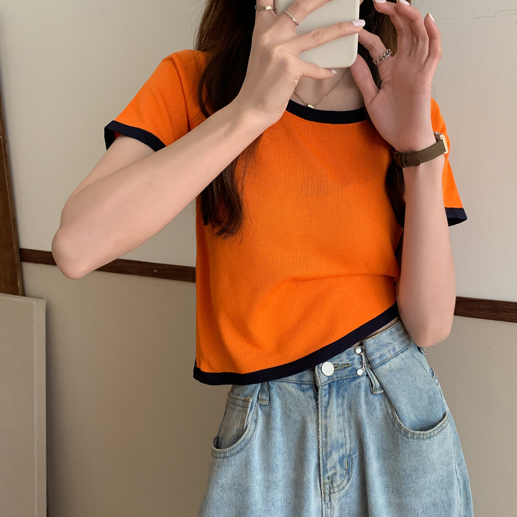 橙色t恤搭配什么裤子图片