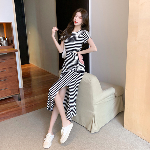 RM18625#韩版时尚小心机设计单侧边露腰褶皱开叉连衣裙女夏新款条纹裙