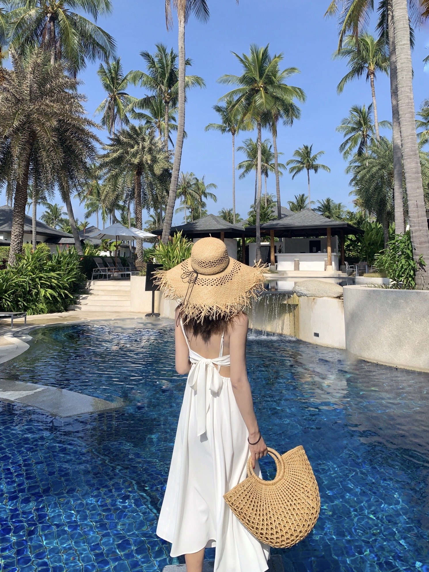 背影杀度假风纯白色露背蝴蝶结吊带沙滩连衣裙无袖_美伊佳65myj9105