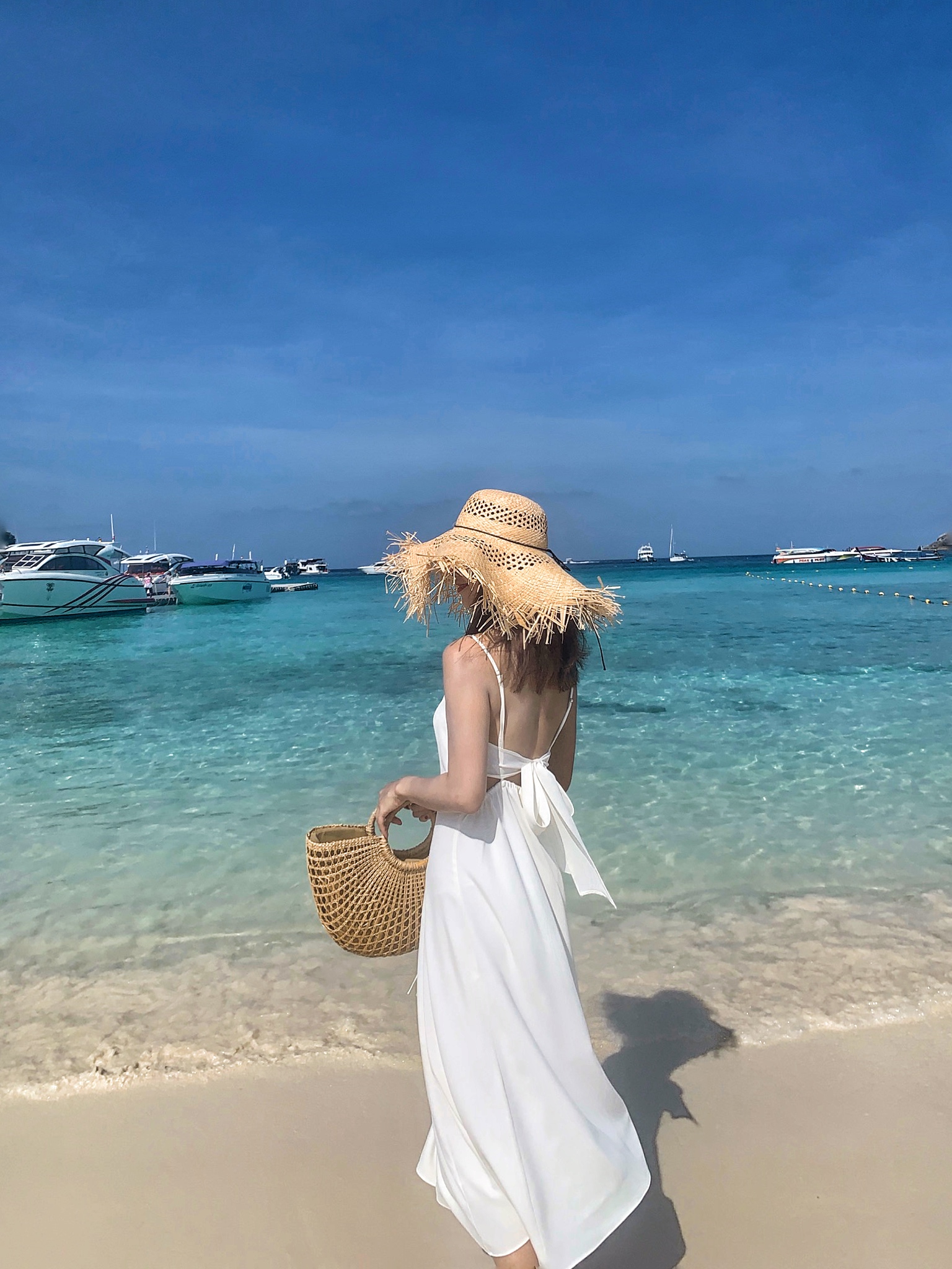 背影杀度假风纯白色露背蝴蝶结吊带沙滩连衣裙无袖_美伊佳65myj9105