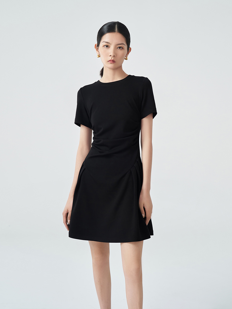 suk赫本风!法式复古小黑裙夏季新款黑色气质收腰褶皱连衣裙女