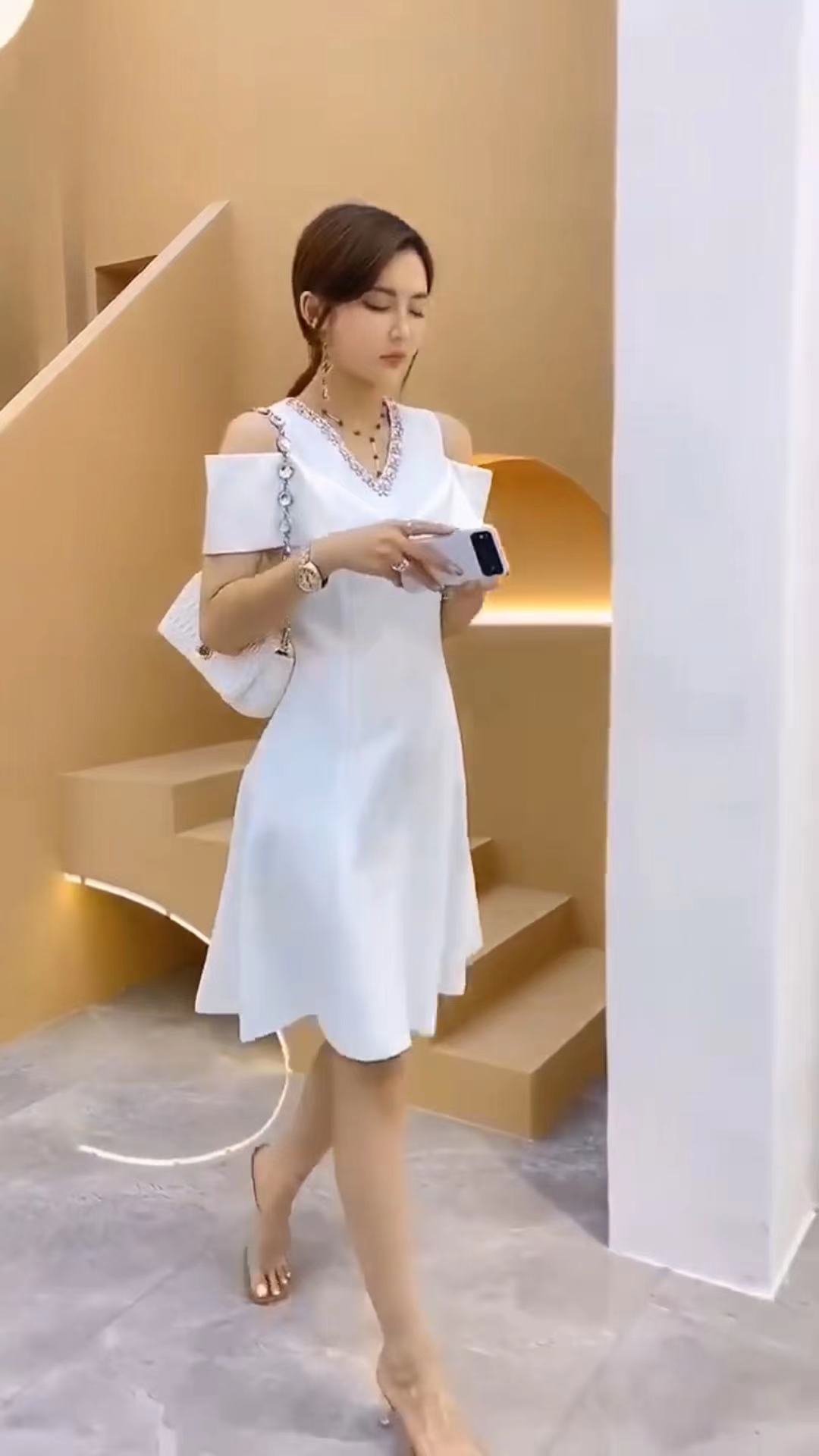网红抖音同款时尚连衣裙女2021夏季新款气质露肩v领收腰显瘦a字裙