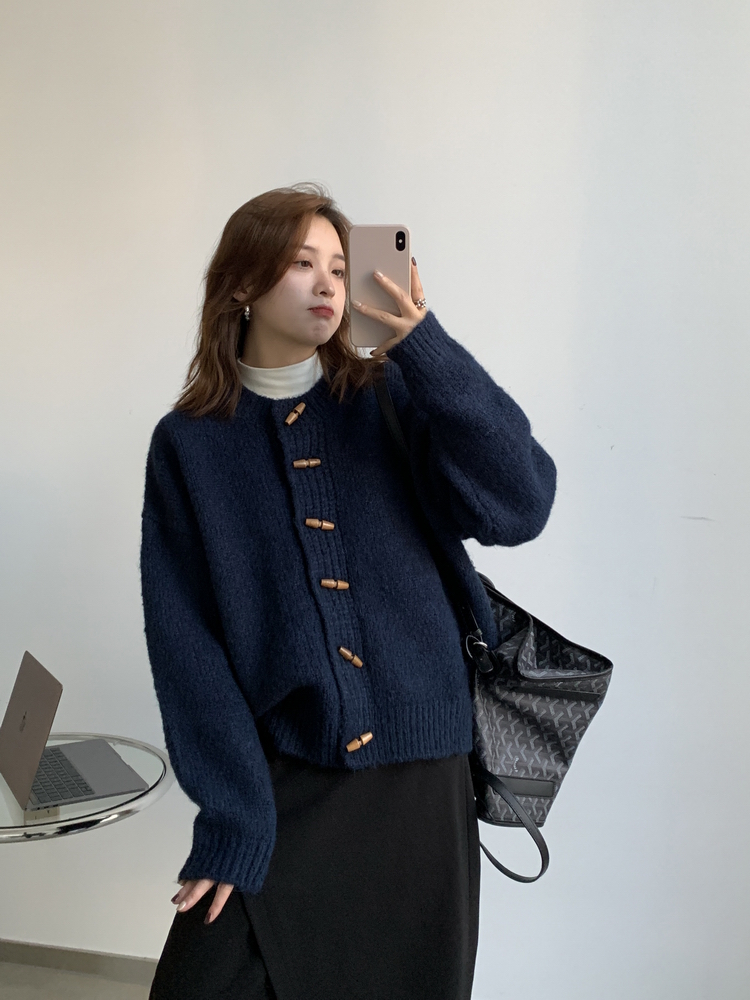 复古日系木扣软糯毛衣外套女秋冬外穿2021新款圆领宽松针织开衫