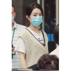 批发<b class='q'>赵</b><b class='q'>丽</b><b class='q'>颖</b>中餐厅明星<b class='q'>同款</b>复古宽松杏色V领毛线百搭时尚背心马甲