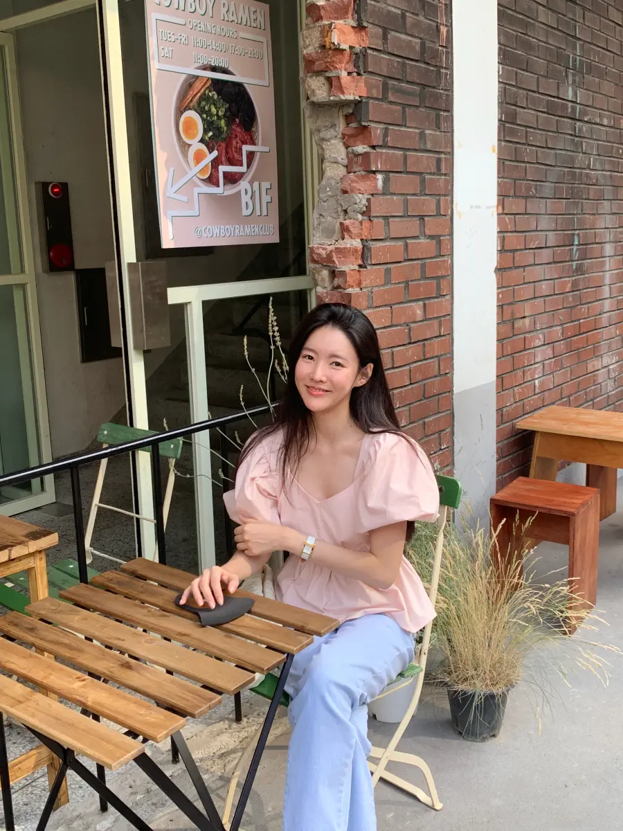 여성 퍼프소매 V넥 블라우스 상세 이미지 5