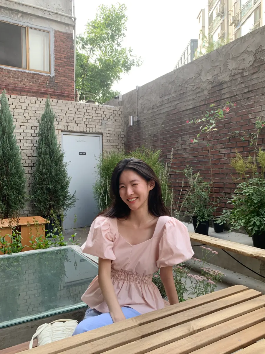 여성 퍼프소매 V넥 블라우스 상세 이미지 7