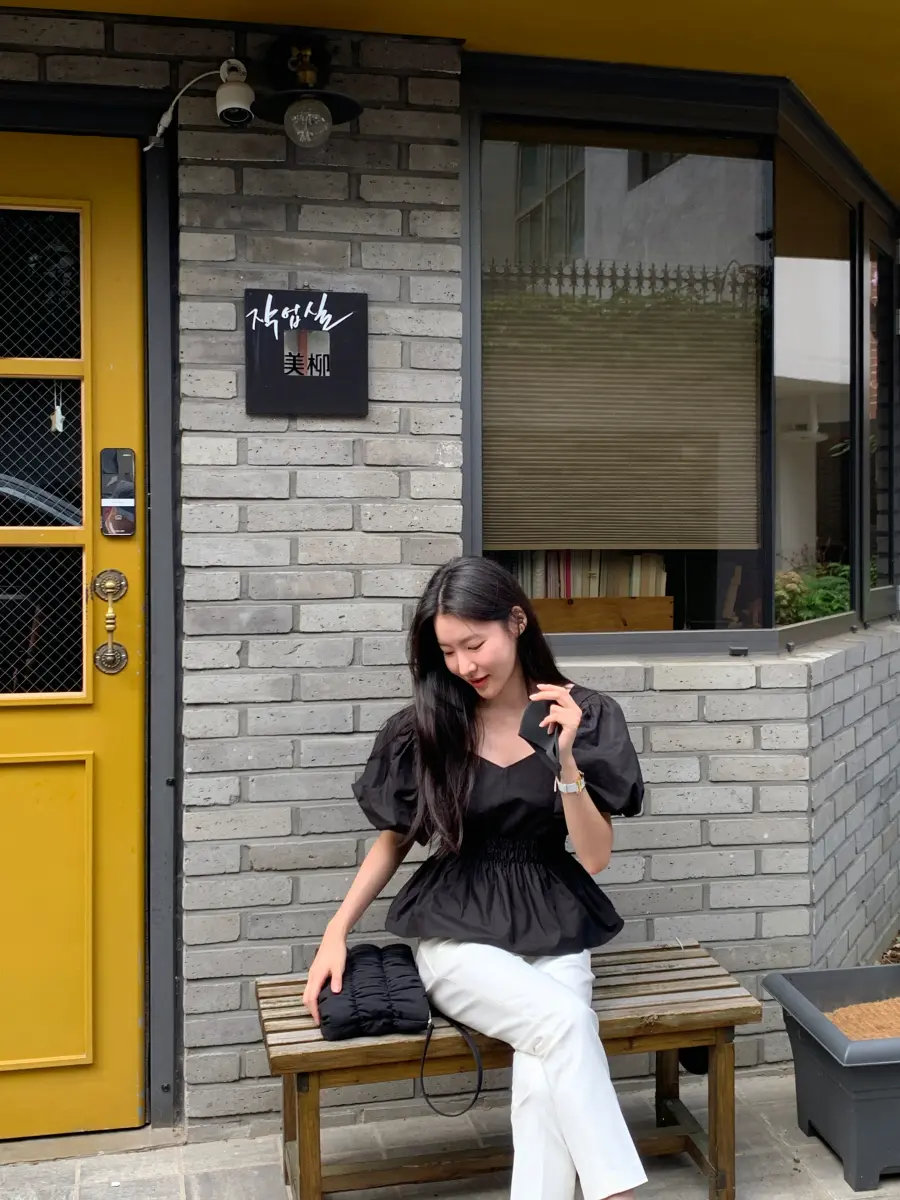 여성 퍼프소매 V넥 블라우스 상세 이미지 19