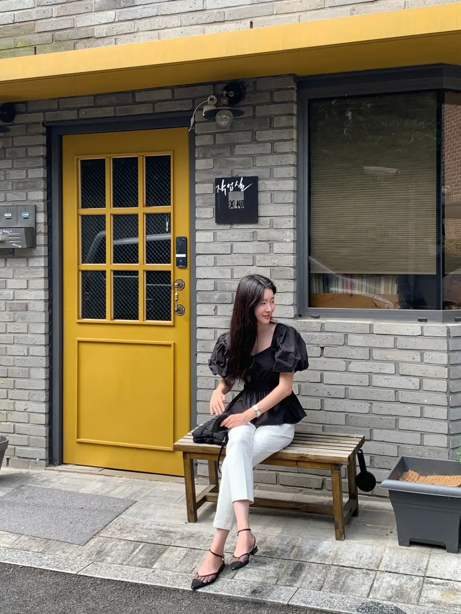 여성 퍼프소매 V넥 블라우스 상세 이미지 26