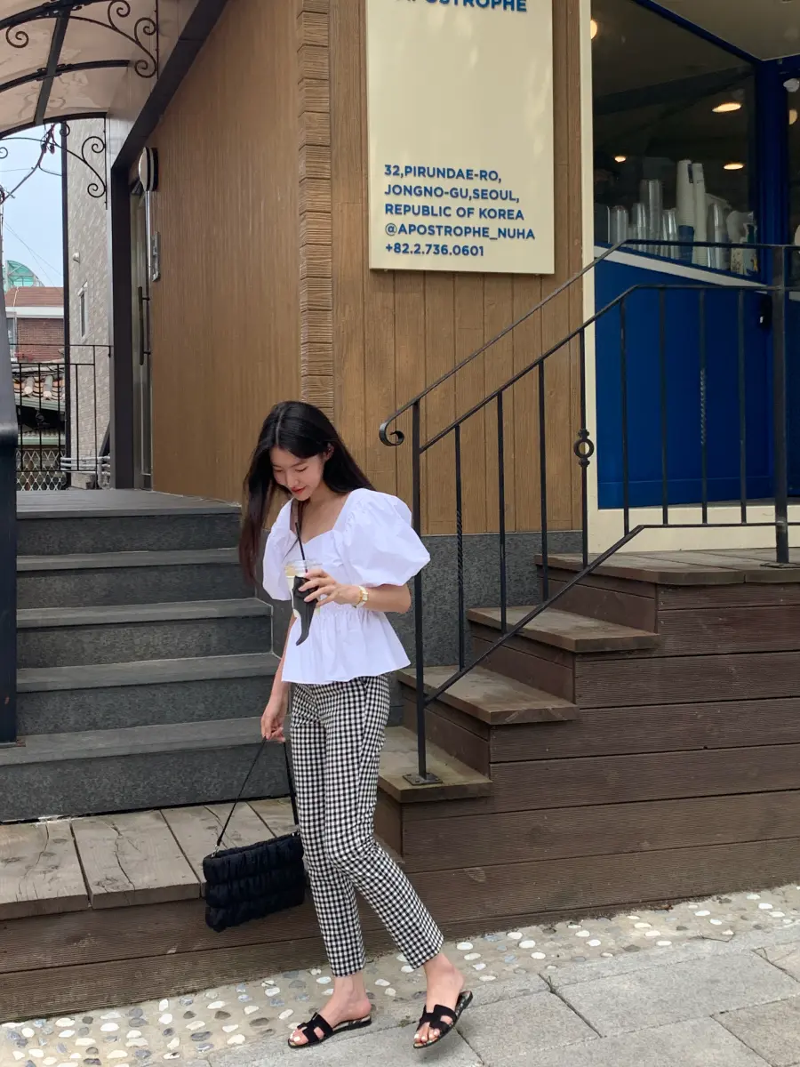 여성 퍼프소매 V넥 블라우스 상세 이미지 39