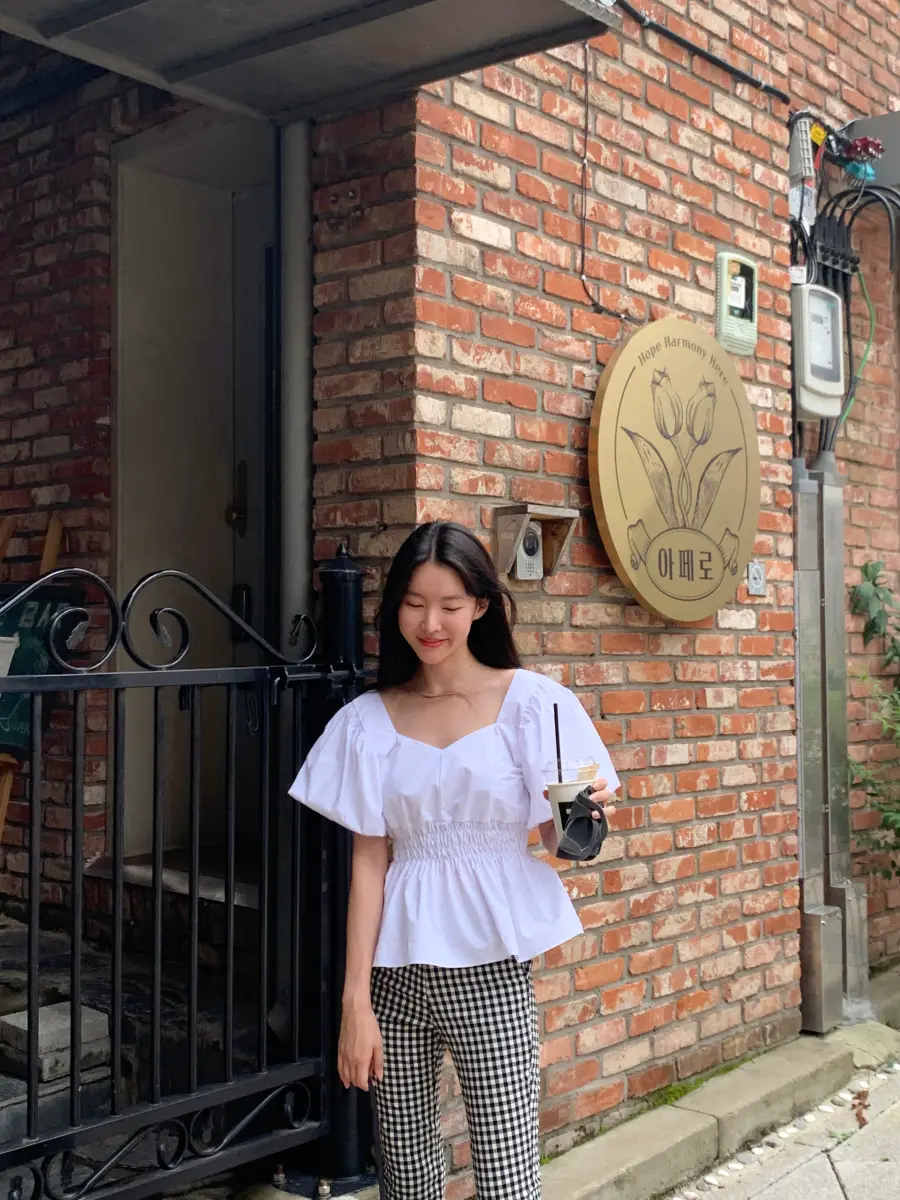 여성 퍼프소매 V넥 블라우스 상세 이미지 50