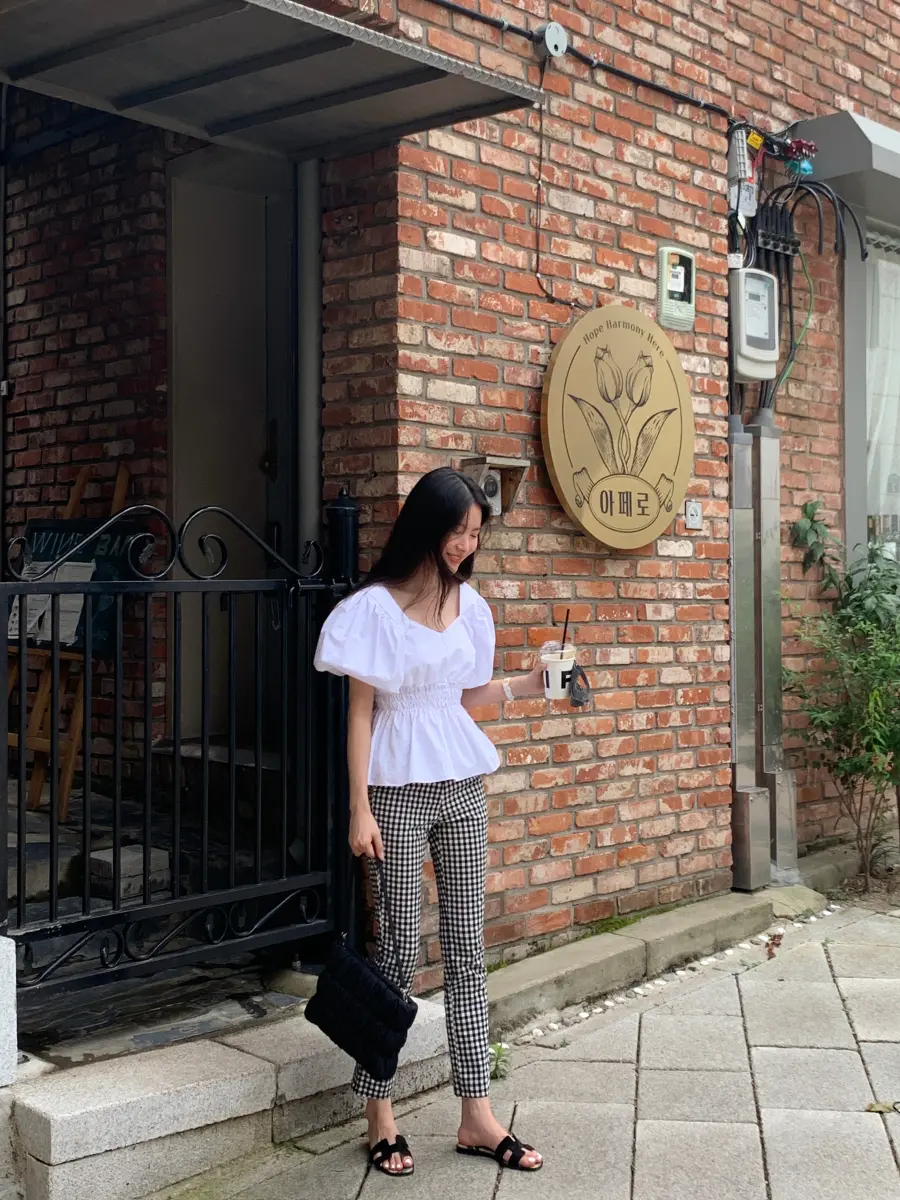 여성 퍼프소매 V넥 블라우스 상세 이미지 53