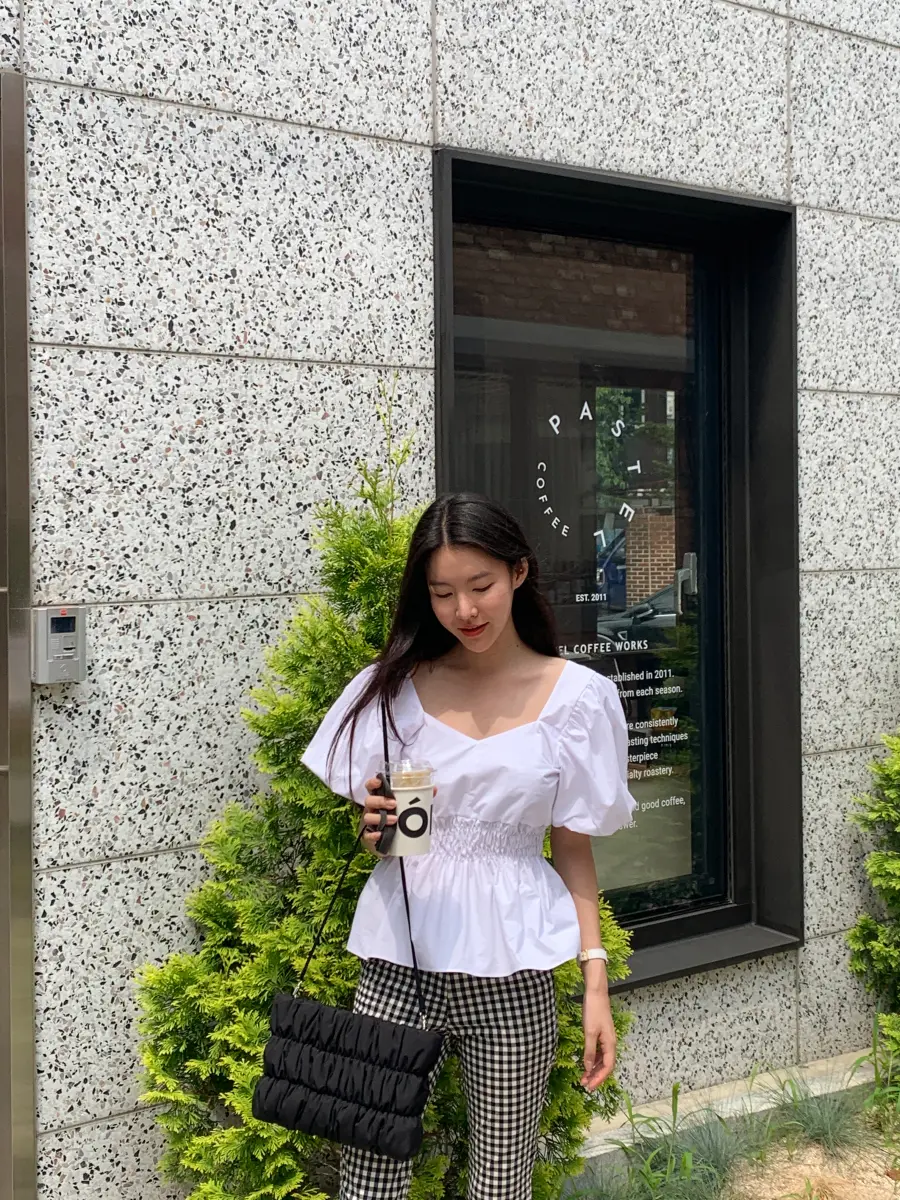 여성 퍼프소매 V넥 블라우스 상세 이미지 57