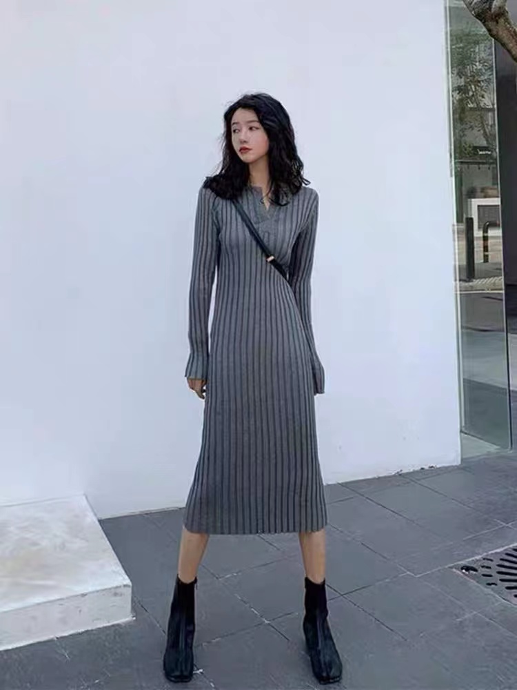v领中长款打底毛衣裙子女秋修身显瘦配大衣长款包臀针织连衣裙