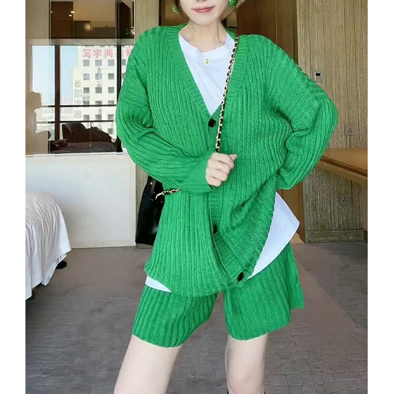 浅绿色毛衣搭配全身图图片