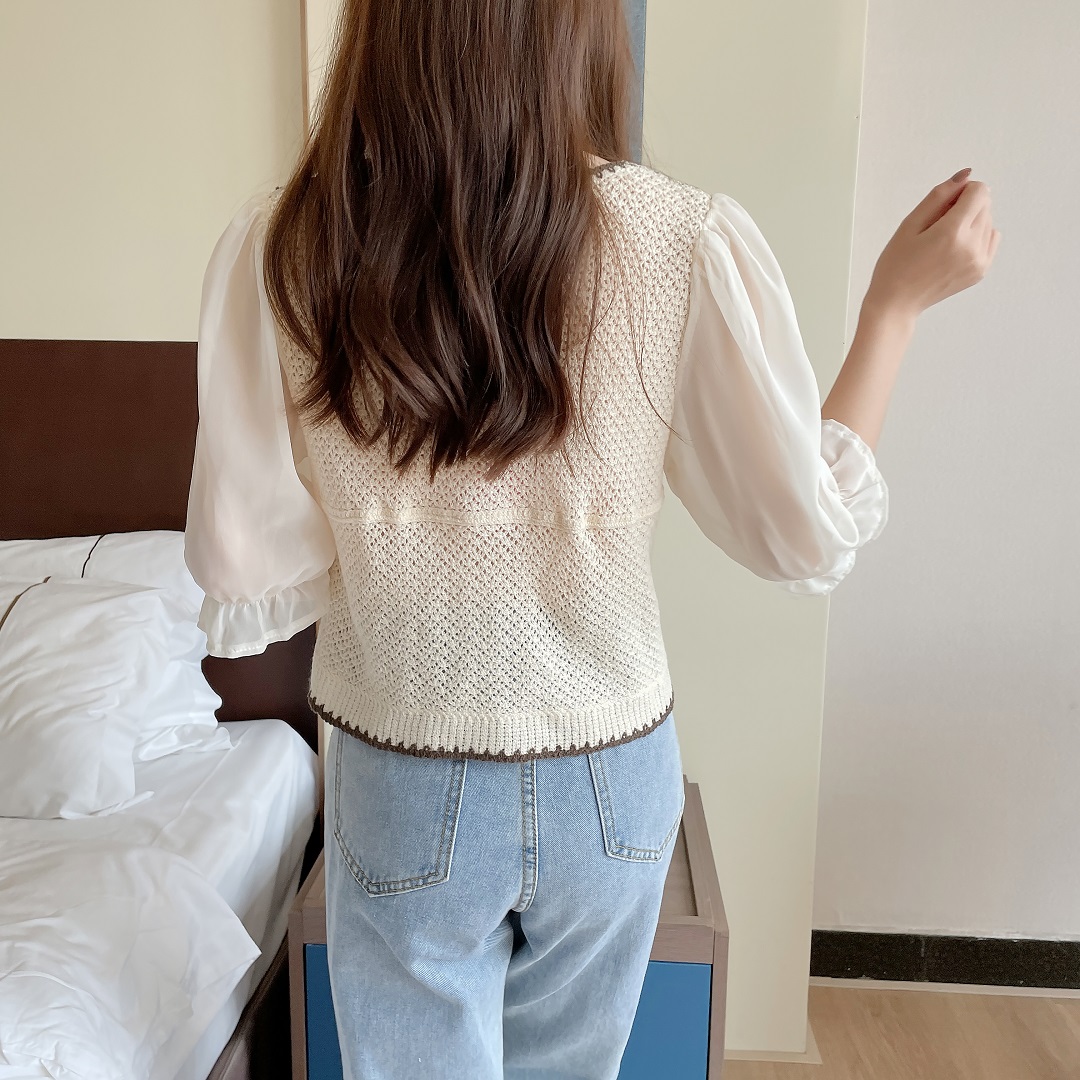 Top de damă în stil franțuzesc cu broderie elegantă de vară și design cardigan scobit în interior_voghion.com
