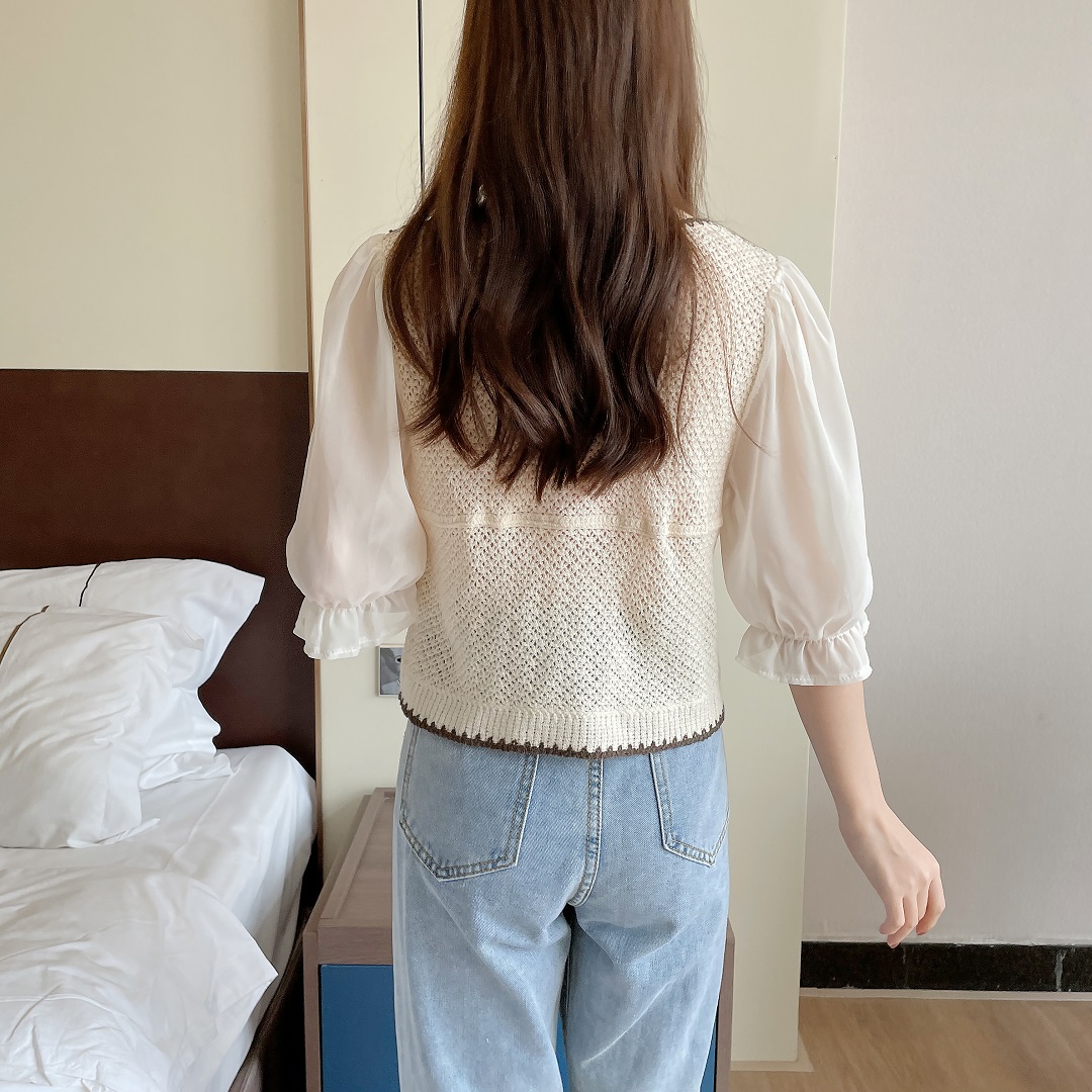 Top de damă în stil franțuzesc cu broderie elegantă de vară și design cardigan scobit în interior_voghion.com