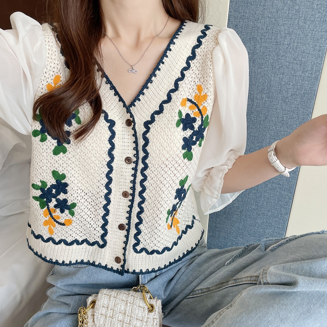 Top de damă în stil franțuzesc cu broderie elegantă de vară și design cardigan scobit în interior_voghion.com