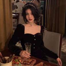 批发黑色丝绒连衣裙女法式2025秋冬气质设计感小众赫本风小黑裙