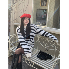 批发<b class='q'>实拍</b>实价 宽松毛绒绒针织斑马纹毛衣