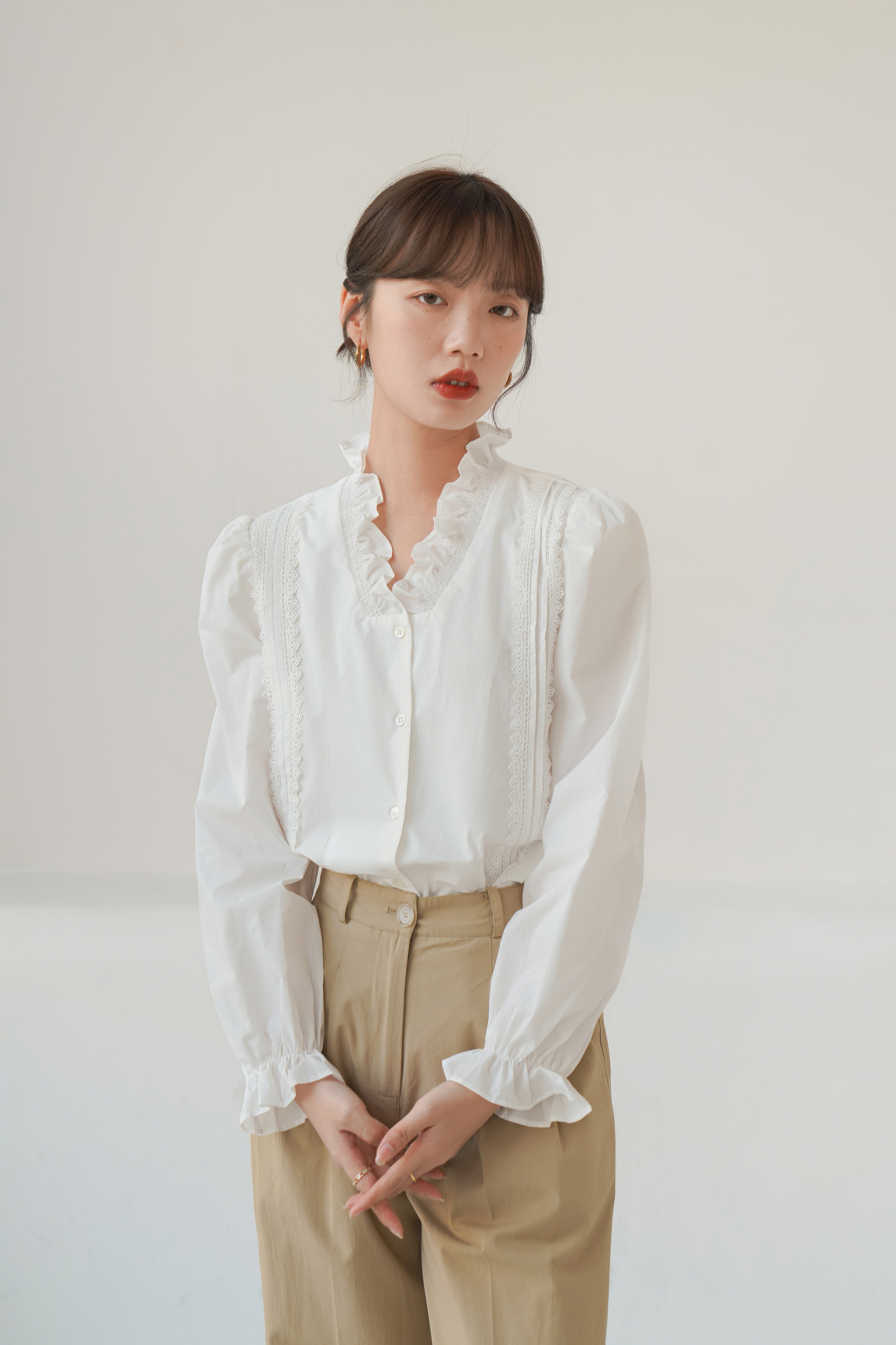 法丝璐法式v领白衬衫女春秋新款设计感小众长袖复古气质别致上衣_yyf