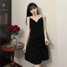 批发胖mm收腰吊带短裙女显瘦减龄遮肚气质小黑裙打底连衣裙200斤大码