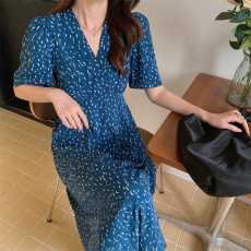 批发大码减龄复古蓝色V领碎花<b class='q'>连衣裙</b>胖妹妹显瘦收腰轻熟气质长裙ins潮