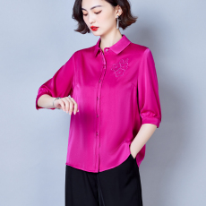 批发实拍2026春季新款韩版绣花百搭宽松遮肚子<b class='q'>上衣</b>七分袖真丝缎面衬衫