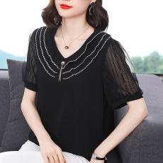 批发实拍中年<b class='q'>妈妈</b>装2025年夏季新款时尚气质减龄V领蕾丝衣袖拼接小衫