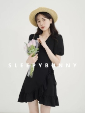 瞌睡兔 黑色V领连衣裙女2022夏季法式设计感荷叶边收腰泡泡袖短裙