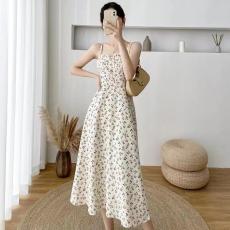 批发2026春秋新款灯芯绒碎花吊带女装百搭收腰连衣裙木耳边温柔时尚风