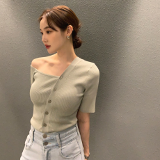 批发有货 <b class='q'>韩国</b> ins博主推荐  夏日设计感香肩半露斜扣短袖针织衫<b class='q'>上衣</b>