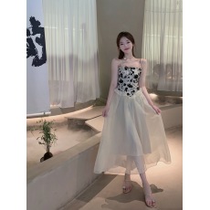 广州批发法式高级感超仙吊带连衣裙女夏装别致独特设计感小众气质收腰长裙