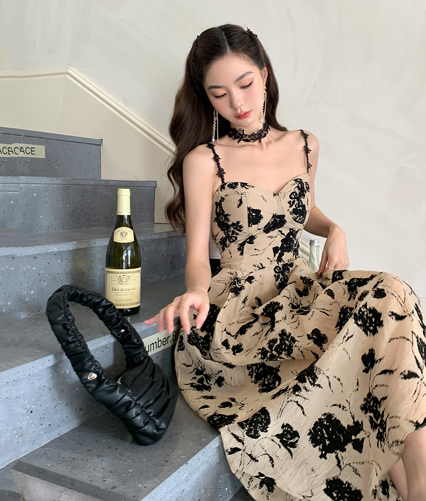 夏装新款赫本风复古小众露背印花连衣裙女性感吊带裙子潮