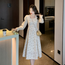 2022早秋新款碎花连衣裙女春秋小众设计法式复古方领蕾丝长款裙子