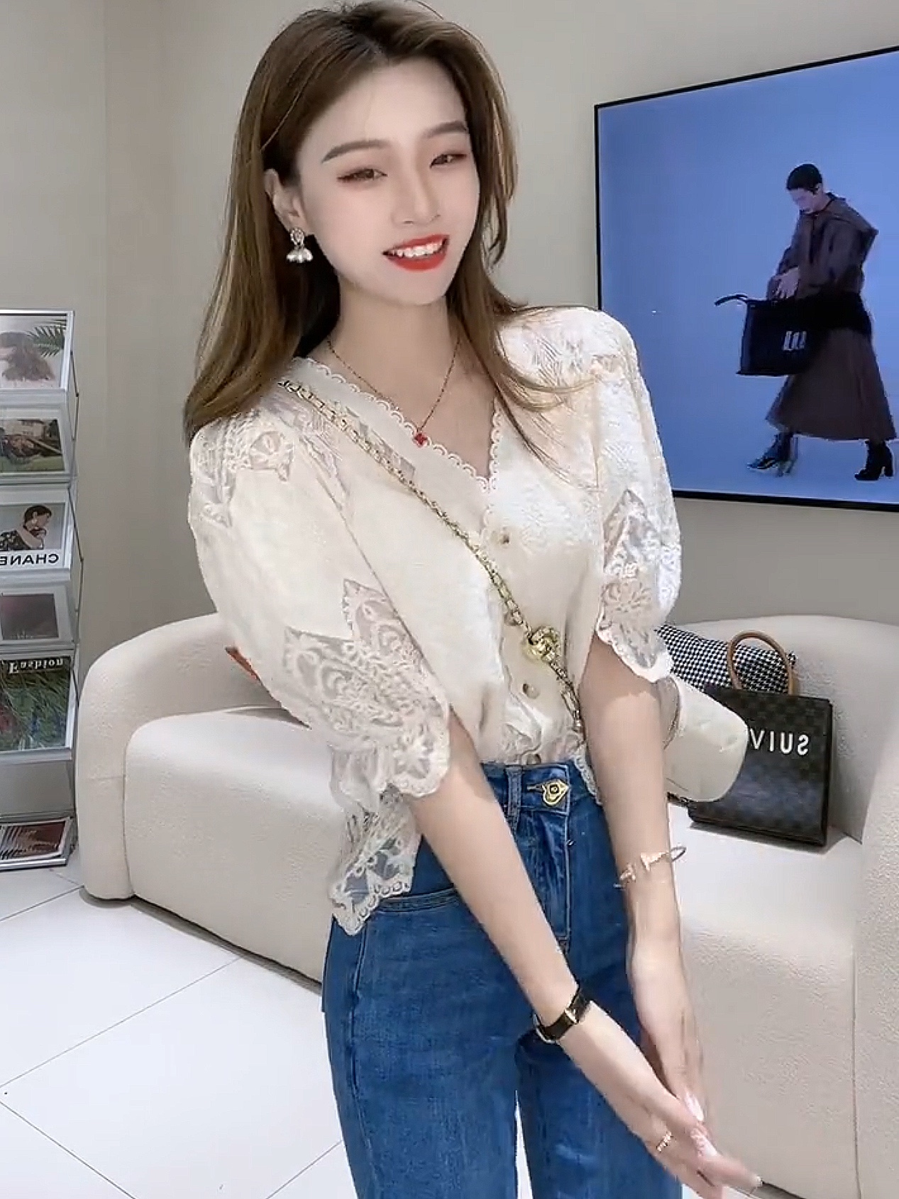 法式短款蕾絲上衣女2024夏季新款網紅洋氣漂亮小衫V領襯衫