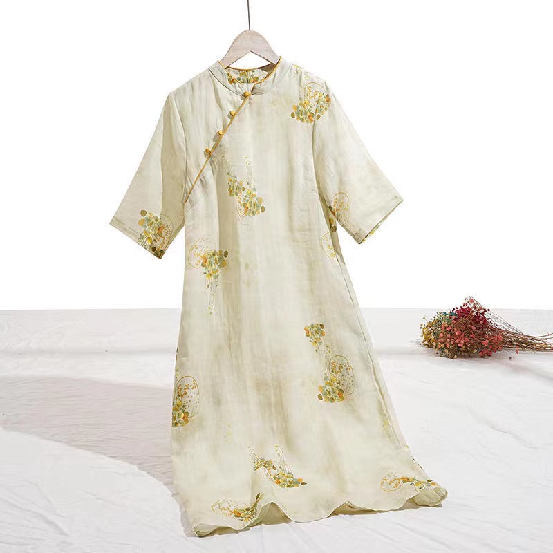 보름달 스탠드 칼라 라미 드레스 2026 새로운 여성 의류 국풍 개선 스탠드 칼라 비스듬한 襟 버클 치파오