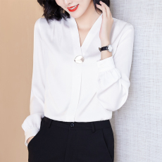 批发实拍2026春<b class='q'>衬衫</b><b class='q'>女长袖</b>上衣时尚设计感小众醋酸锻面气质高端<b class='q'>衬衣</b>