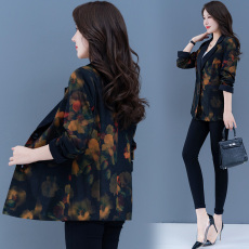 批发妈妈秋装<b class='q'>外套</b>短款2026新款洋气风衣50岁<b class='q'>中老年女装</b>春秋上衣小西装