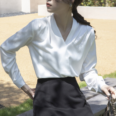 批发2026法式缎面白衬衫女设计感小众长袖v领垂感搭高级感<b class='q'>职业</b>百衬衣