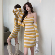 批发实拍法式减龄长袖短款条纹开衫+修身吊带包臀<b class='q'>针织</b>连衣裙套装