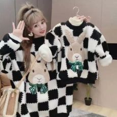 批发不一样<b class='q'>亲子装</b>冬季一家三口新年炸街兔毛加厚双层外套**<b class='q'>母女</b>卫衣潮